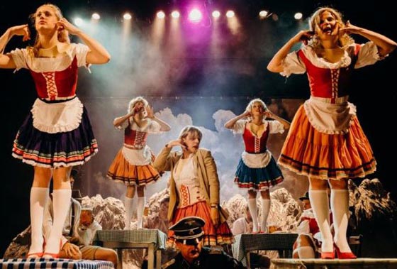  فيديو انجيلا ميركل في عرض ساخر ببدلة رقص شرقي ومع الزومبي! صورة رقم 1