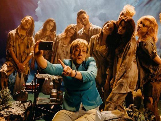  فيديو انجيلا ميركل في عرض ساخر ببدلة رقص شرقي ومع الزومبي! صورة رقم 4