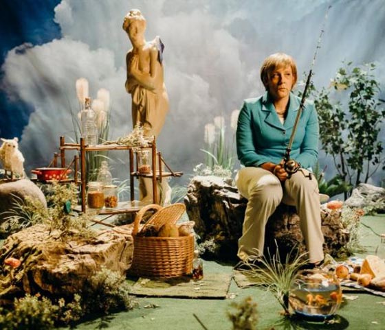  فيديو انجيلا ميركل في عرض ساخر ببدلة رقص شرقي ومع الزومبي! صورة رقم 7