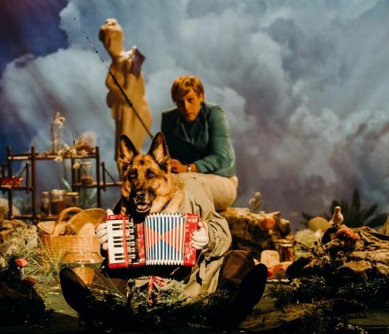  فيديو انجيلا ميركل في عرض ساخر ببدلة رقص شرقي ومع الزومبي! صورة رقم 9