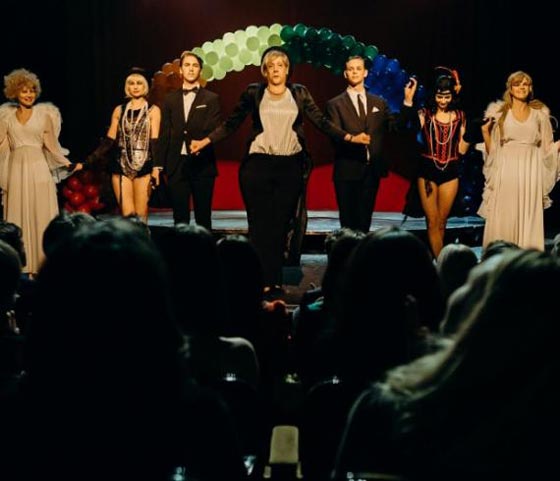  فيديو انجيلا ميركل في عرض ساخر ببدلة رقص شرقي ومع الزومبي! صورة رقم 10