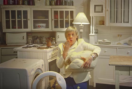  فيديو انجيلا ميركل في عرض ساخر ببدلة رقص شرقي ومع الزومبي! صورة رقم 11