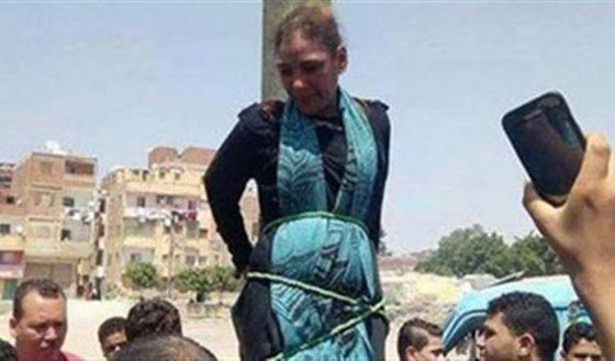 بالفيديو.. ضربوها وعلقوها على عامود كهرباء لهذا السبب!! صورة رقم 1