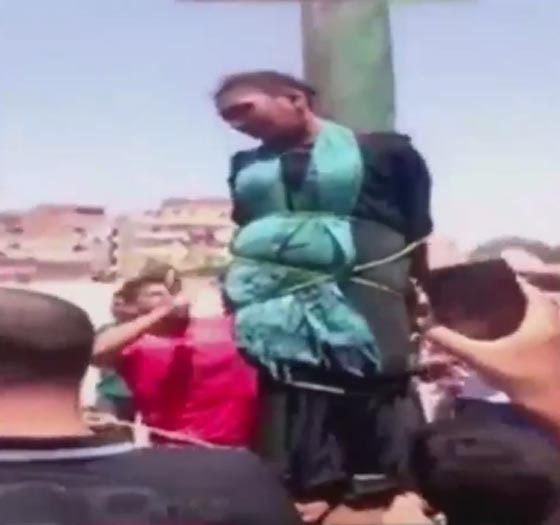 بالفيديو.. ضربوها وعلقوها على عامود كهرباء لهذا السبب!! صورة رقم 2