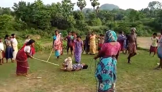 الهند: هكذا انتقمت الامهات الغاضبات من مغتصب طفل في حديقة عامة! صورة رقم 1