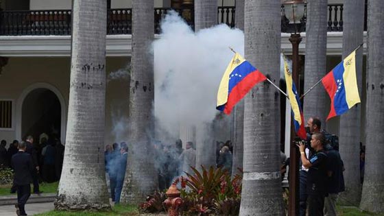  فنزويلا: اقتحام مبنى الكونغرس وضرب ومحاصرة نواب صورة رقم 2