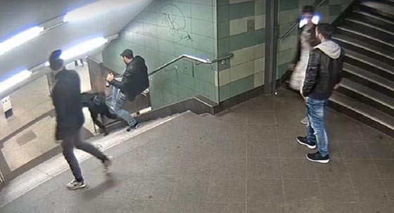 السجن 3 سنوات لوحش الماني ركل محجبة واسقطها عن الدرج.. فيديو صورة رقم 1