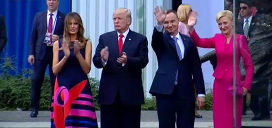 موقف محرج!! زوجة الرئيس البولندي تتجاهل يد ترامب الممدودة للمصافحة! صورة رقم 1