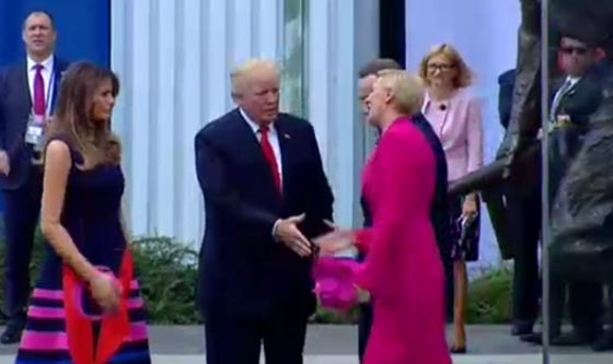 موقف محرج!! زوجة الرئيس البولندي تتجاهل يد ترامب الممدودة للمصافحة! صورة رقم 2