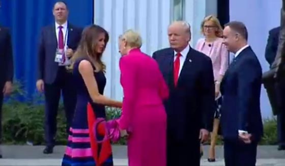 موقف محرج!! زوجة الرئيس البولندي تتجاهل يد ترامب الممدودة للمصافحة! صورة رقم 3