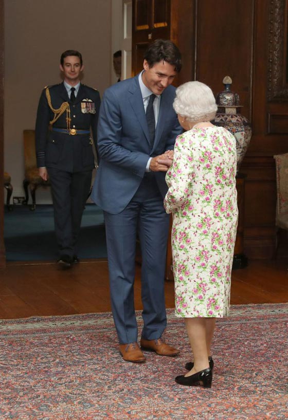 الرئيس الكندي الوسيم جاستن ترودو ينتزع ابتسامة نادرة من وجه الملكة صورة رقم 3