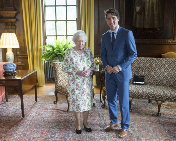 الرئيس الكندي الوسيم جاستن ترودو ينتزع ابتسامة نادرة من وجه الملكة صورة رقم 4