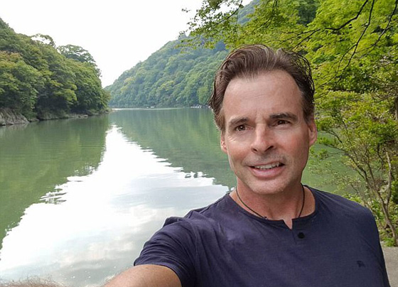 دب مرعب يتسلل الى منزل ويتجول على راحته بحثا عن طعام.. فيديو صورة رقم 5