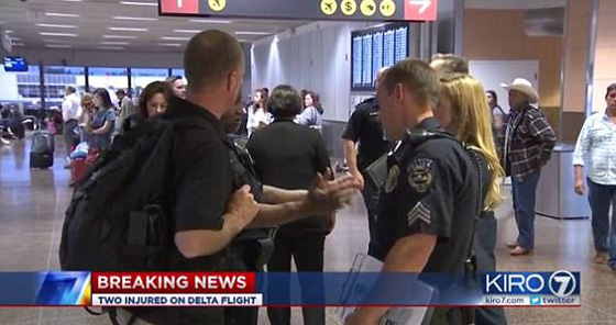 عناصر طاقم دلتا ايرلاينز يحطمون زجاجة نبيذ على راس راكب لكم مضيفة! صورة رقم 4