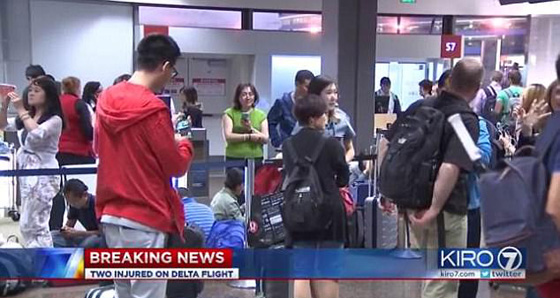 عناصر طاقم دلتا ايرلاينز يحطمون زجاجة نبيذ على راس راكب لكم مضيفة! صورة رقم 5