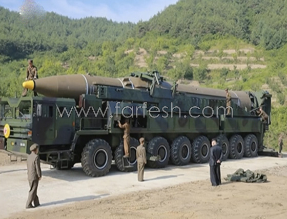 جونغ اون يتجول على بعد امتار من صاروخ اثناء اطلاقه وهو يدخن سيجارة صورة رقم 1