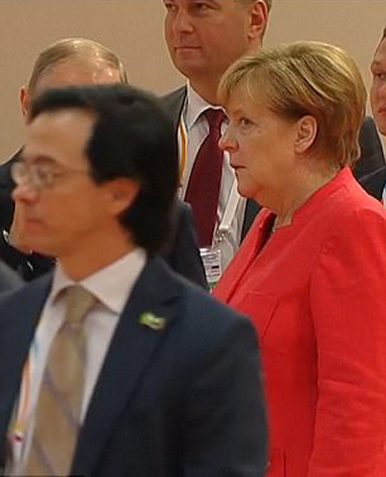 من يكشف سر الحديث الغاضب بين ميركل وبوتين في قمة العشرين؟ فيديو صورة رقم 4