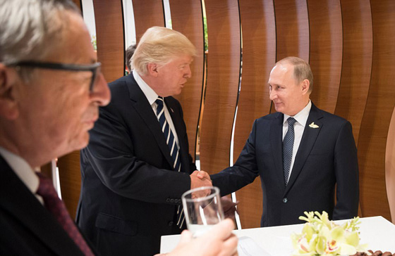 بالفيديو..  تحليل للغة جسد ترامب وبوتين في أول لقاء بينهما  صورة رقم 3