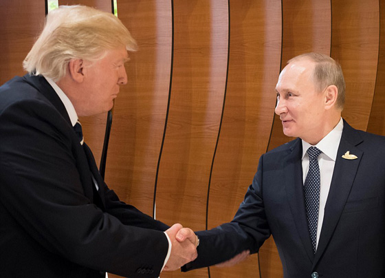 بالفيديو..  تحليل للغة جسد ترامب وبوتين في أول لقاء بينهما  صورة رقم 2