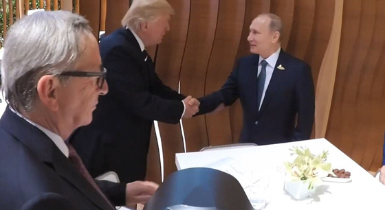 بالفيديو..  تحليل للغة جسد ترامب وبوتين في أول لقاء بينهما  صورة رقم 4