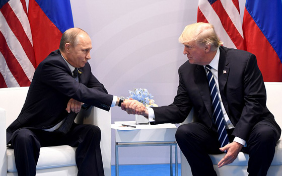 بالفيديو..  تحليل للغة جسد ترامب وبوتين في أول لقاء بينهما  صورة رقم 1