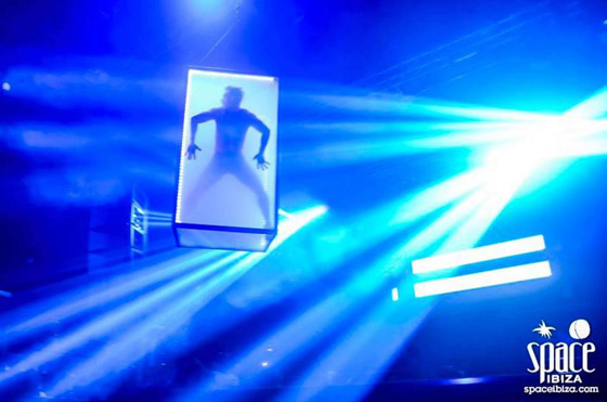 بالفيديو.. لحظة سقوط لاعب أكروبات من ارتفاع شاهق في حفل موسيقي صورة رقم 2