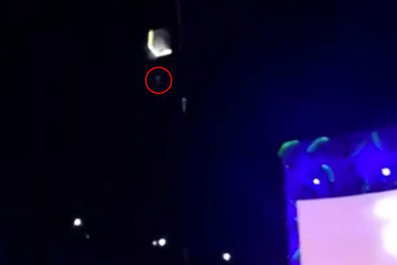 بالفيديو.. لحظة سقوط لاعب أكروبات من ارتفاع شاهق في حفل موسيقي صورة رقم 3