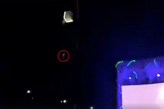 بالفيديو.. لحظة سقوط لاعب أكروبات من ارتفاع شاهق في حفل موسيقي صورة رقم 4