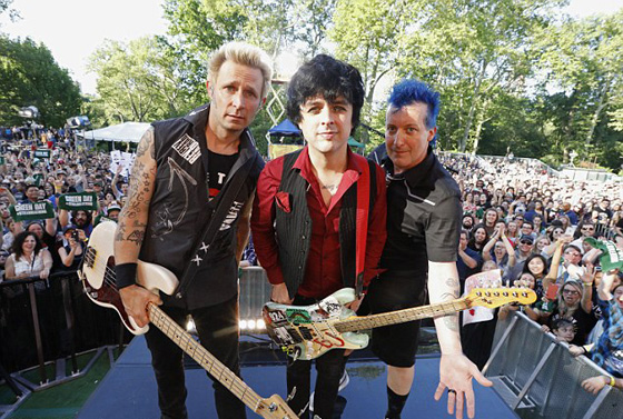 بالفيديو.. لحظة سقوط لاعب أكروبات من ارتفاع شاهق في حفل موسيقي صورة رقم 19