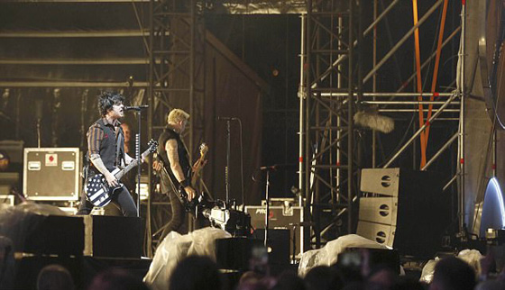 بالفيديو.. لحظة سقوط لاعب أكروبات من ارتفاع شاهق في حفل موسيقي صورة رقم 17