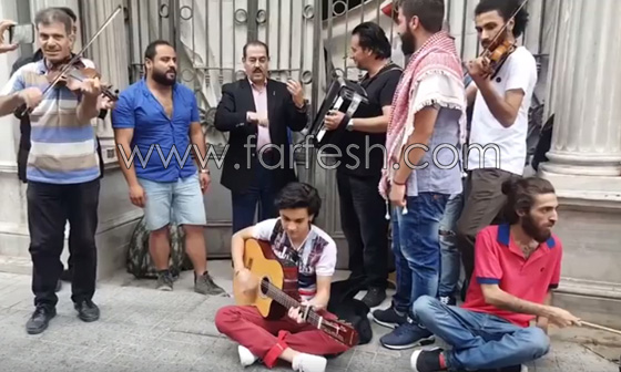 الفنان التونسي لطفي بشناق يدعم فرقة سورية موسيقية في شوارع اسطنبول صورة رقم 1
