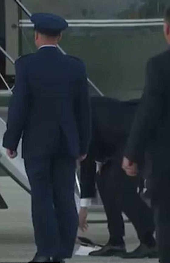 بالفيديو.. الهواء يعاكس ترامب و