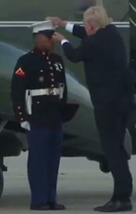 بالفيديو.. الهواء يعاكس ترامب و