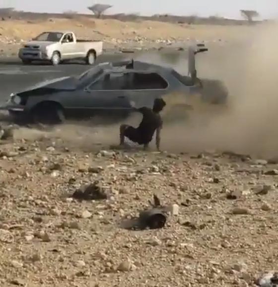 حادث مروع لشاب بعد انقلاب سيارته.. فيديو صورة رقم 1