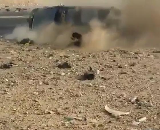 حادث مروع لشاب بعد انقلاب سيارته.. فيديو صورة رقم 2