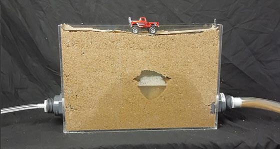 شاهدوا كيف تُبتلع السيارات على الطرق.. فيديو صورة رقم 2