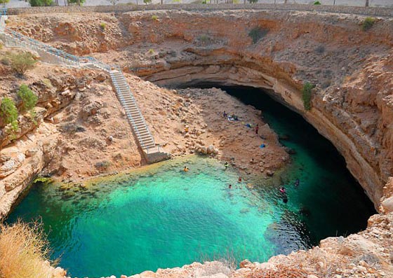 شاهدوا كيف تُبتلع السيارات على الطرق.. فيديو صورة رقم 4