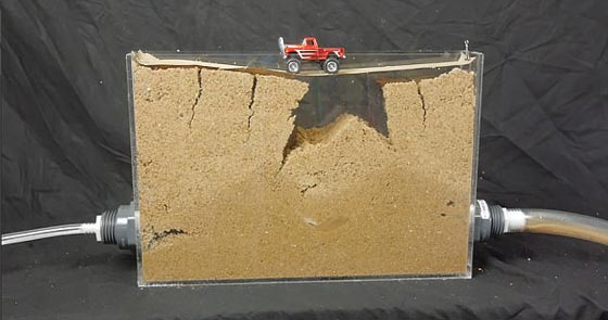 شاهدوا كيف تُبتلع السيارات على الطرق.. فيديو صورة رقم 3