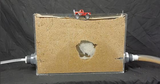 شاهدوا كيف تُبتلع السيارات على الطرق.. فيديو صورة رقم 1