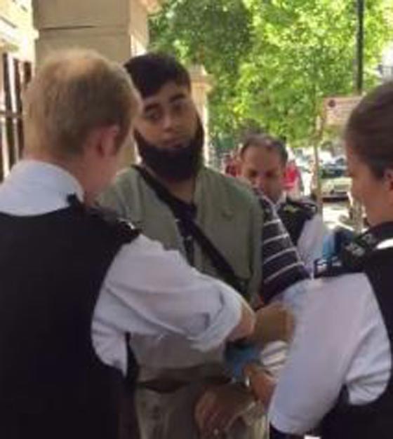 بالفيديو: شرطة لندن تفتش مسلماً وتكبل يديه والسبب..؟! صورة رقم 2