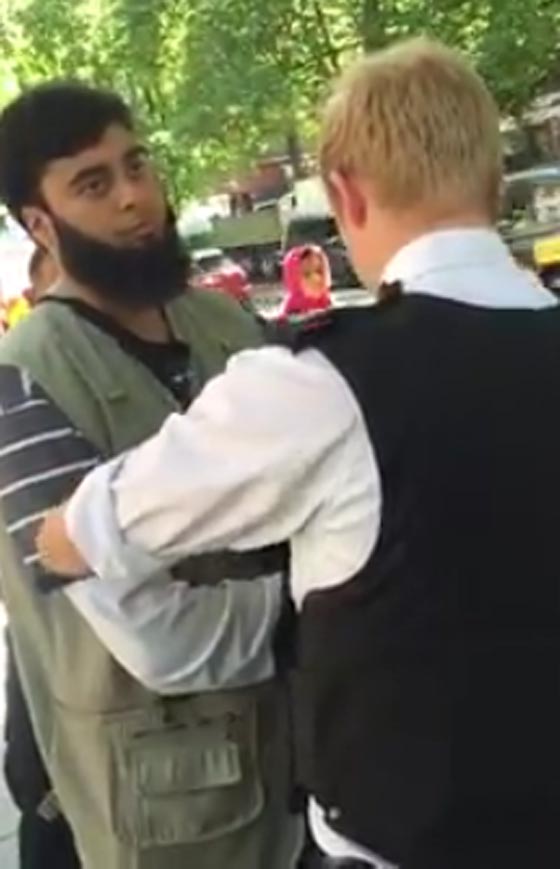 بالفيديو: شرطة لندن تفتش مسلماً وتكبل يديه والسبب..؟! صورة رقم 1