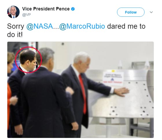 نائب ترامب لا يأبه بلافتة ممنوع اللمس في مركز ناسا صورة رقم 1