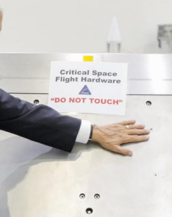 نائب ترامب لا يأبه بلافتة ممنوع اللمس في مركز ناسا صورة رقم 3