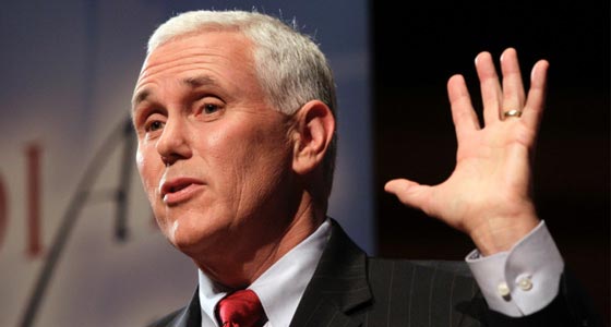 نائب ترامب لا يأبه بلافتة ممنوع اللمس في مركز ناسا صورة رقم 5