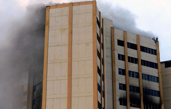 فيديو صادم.. نجاة رجل قفز من الطابق التاسع بحريق بالسلفادور صورة رقم 3