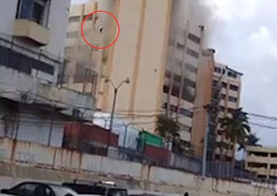 فيديو صادم.. نجاة رجل قفز من الطابق التاسع بحريق بالسلفادور صورة رقم 6