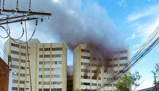 فيديو صادم.. نجاة رجل قفز من الطابق التاسع بحريق بالسلفادور صورة رقم 4