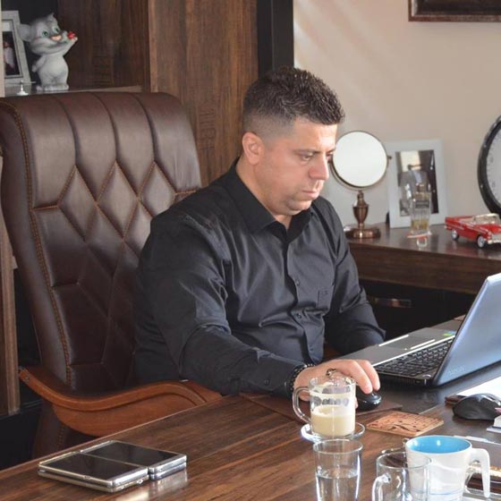 رئيس سوريا الجديد.. رجل أعمال يشعل مواقع التواصل الاجتماعي صورة رقم 7