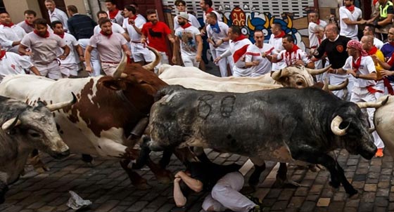 إسبانيا: إصابة شخصين بالمهرجان السنوي للثيران .. فيديو وصور صورة رقم 1