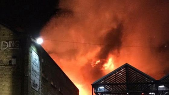 السيطرة على حريق هائل اندلع الليلة الماضية في سوق شهير بلندن  صورة رقم 3